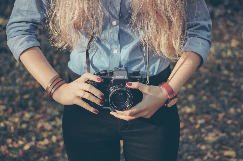 photographe-LE LUC-min_hand-person-girl-woman-camera-photography-614-pxhere.com